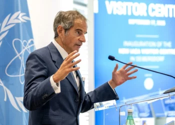 Rafael Grossi, director general del Organismo Internacional de Energía Atómica (OIEA), pronuncia un discurso inaugural durante la inauguración del centro de visitantes del organismo de control, en Seibersdorf, a las afueras de Viena, Austria, el 17 de septiembre de 2025. (Joe Klamar / AFP)