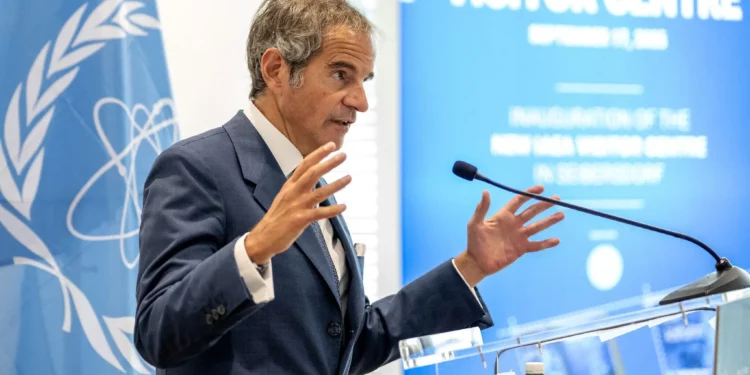 Rafael Grossi, director general del Organismo Internacional de Energía Atómica (OIEA), pronuncia un discurso inaugural durante la inauguración del centro de visitantes del organismo de control, en Seibersdorf, a las afueras de Viena, Austria, el 17 de septiembre de 2025. (Joe Klamar / AFP)