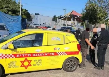 Paramédicos y policías en el lugar de un tiroteo en Ramle el 17 de septiembre de 2025. (Magen David Adom)