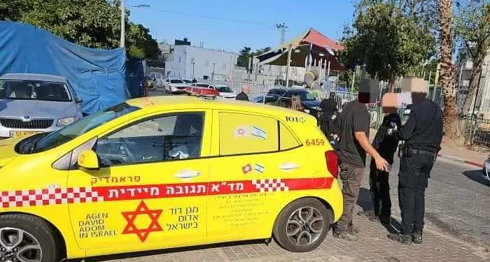 Paramédicos y policías en el lugar de un tiroteo en Ramle el 17 de septiembre de 2025. (Magen David Adom)