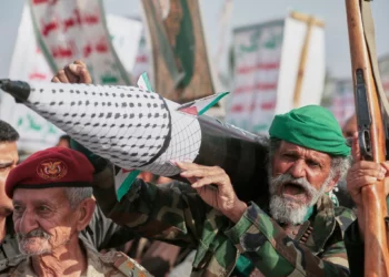 Un partidario hutí corea consignas mientras porta una réplica de un cohete durante una manifestación antiestadounidense e israelí en Saná, Yemen, el viernes 26 de septiembre de 2025. (Foto AP/Osamah Abdulrahman)