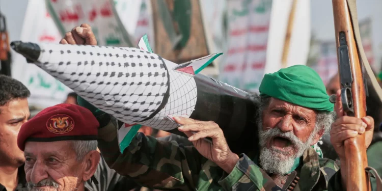 Un partidario hutí corea consignas mientras porta una réplica de un cohete durante una manifestación antiestadounidense e israelí en Saná, Yemen, el viernes 26 de septiembre de 2025. (Foto AP/Osamah Abdulrahman)