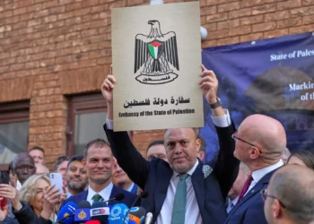 Husam S. Zomlot, embajador de la Misión Palestina en el Reino Unido, sostiene un nuevo cartel durante una ceremonia de izamiento de la bandera palestina en la Misión Palestina en Londres, el lunes 22 de septiembre de 2025. (Foto AP/Frank Augstein)
