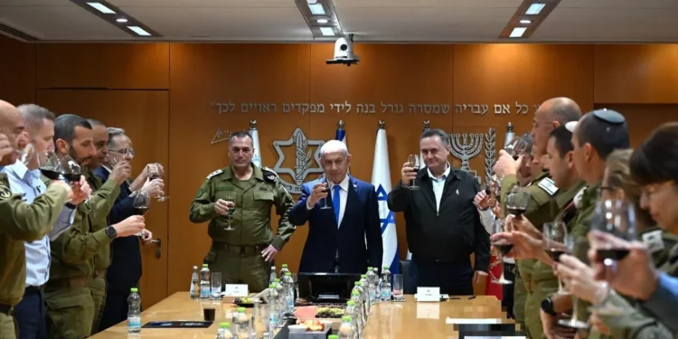 De izq. a der.: El jefe del Estado Mayor de las Fuerzas de Defensa de Israel (FDI), Eyal Zamir, el primer ministro, Benjamin Netanyahu, y el ministro de Defensa, Israel Katz, asisten a un brindis por Rosh Hashaná en Tel Aviv, el 22 de septiembre de 2025. (GPO/Haim Zach)