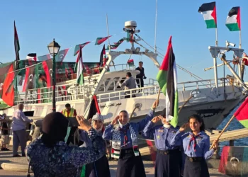 Las niñas exploradoras libias posan para una foto frente al barco Omar al-Mukhtar, un barco libio que zarpó el 17 de septiembre para unirse a la Flotilla Global Sumud, en el puerto de Trípoli el 16 de septiembre de 2025. (Mahmud Turkia / AFP)