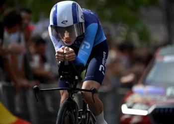 El ciclista estadounidense Matthew Riccitello, del equipo Israel Premier Tech, compite durante la 18ª etapa de la Vuelta a España, una carrera contrarreloj de 26 km entre Valladolid y Valladolid, el 11 de septiembre de 2025. (Miguel Riopa/AFP)