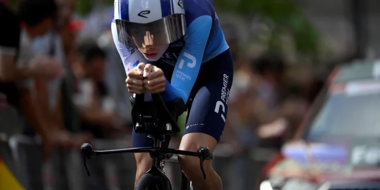 El ciclista estadounidense Matthew Riccitello, del equipo Israel Premier Tech, compite durante la 18ª etapa de la Vuelta a España, una carrera contrarreloj de 26 km entre Valladolid y Valladolid, el 11 de septiembre de 2025. (Miguel Riopa/AFP)