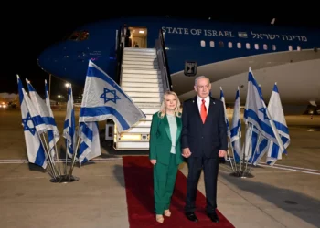 El primer ministro Benjamin Netanyahu y su esposa Sara posan para una foto antes de partir del aeropuerto Ben Gurion hacia Nueva York la madrugada del 25 de septiembre de 2025. (Avi Ohayon/GPO)