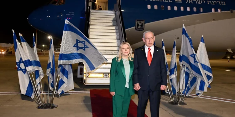 El primer ministro Benjamin Netanyahu y su esposa Sara posan para una foto antes de partir del aeropuerto Ben Gurion hacia Nueva York la madrugada del 25 de septiembre de 2025. (Avi Ohayon/GPO)