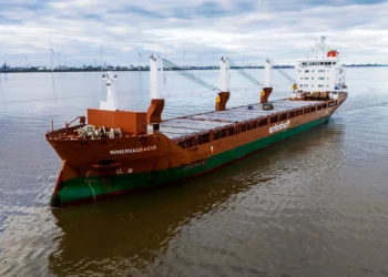 En esta foto del 12 de enero de 2025, tomada por Mark Prummel, se ve el carguero con bandera neerlandesa Minervagracht frente a Delfzijl, Países Bajos. (Mark Prummel vía AP)