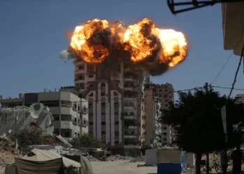 Llamas estallan en un edificio tras un ataque militar israelí en la ciudad de Gaza, el 14 de septiembre de 2025. (Foto AP/Yousef Al Zanoun)