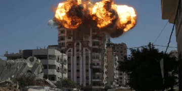 Llamas estallan en un edificio tras un ataque militar israelí en la ciudad de Gaza, el 14 de septiembre de 2025. (Foto AP/Yousef Al Zanoun)