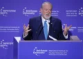 Mike Huckabee habla en una conferencia de la Universidad Reichman en Herzliya el 18 de septiembre de 2025. (Gilad Kalaverchik/Universidad Reichman)