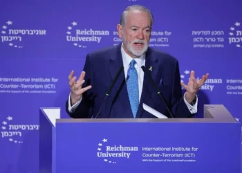Mike Huckabee habla en una conferencia de la Universidad Reichman en Herzliya el 18 de septiembre de 2025. (Gilad Kalaverchik/Universidad Reichman)