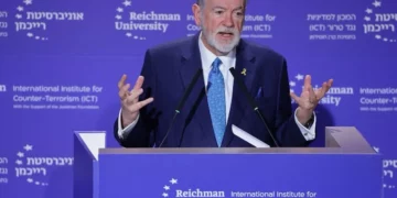 Mike Huckabee habla en una conferencia de la Universidad Reichman en Herzliya el 18 de septiembre de 2025. (Gilad Kalaverchik/Universidad Reichman)