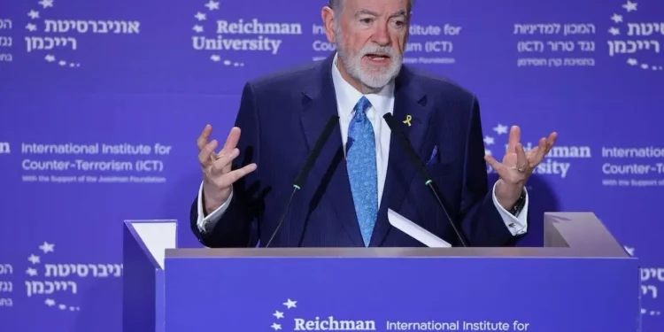 Mike Huckabee habla en una conferencia de la Universidad Reichman en Herzliya el 18 de septiembre de 2025. (Gilad Kalaverchik/Universidad Reichman)