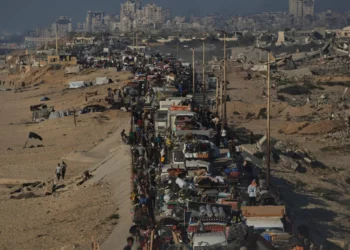 Palestinos desplazados huyen del norte de Gaza a pie y en vehículos por la carretera costera hacia el sur de Gaza, el domingo 14 de septiembre de 2025. (AP/Abdel Kareem Hana)