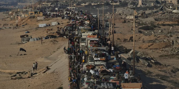 Palestinos desplazados huyen del norte de Gaza a pie y en vehículos por la carretera costera hacia el sur de Gaza, el domingo 14 de septiembre de 2025. (AP/Abdel Kareem Hana)