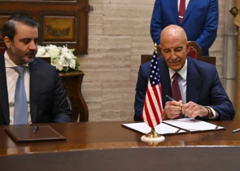 El ministro de Asuntos Exteriores sirio, Asaad al-Shibani (centro), observa cómo el enviado especial de Estados Unidos para Siria, Tom Barrack, se prepara para firmar un acuerdo en Damasco el 16 de septiembre de 2025. (Louai Beshara/AFP)