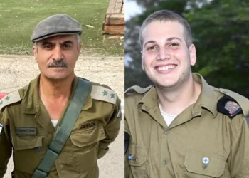 El teniente coronel (res.) Yitzhak Harosh y el sargento Oran Hershko, muertos en un ataque en el cruce de Allenby el 18 de septiembre de 2025. (Fuerzas de Defensa de Israel)