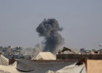 Columnas de humo tras un ataque israelí en Jan Yunis, en el sur de la Franja de Gaza, el 29 de septiembre de 2025. (Omar AL-QATTAA / AFP)