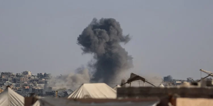 Columnas de humo tras un ataque israelí en Jan Yunis, en el sur de la Franja de Gaza, el 29 de septiembre de 2025. (Omar AL-QATTAA / AFP)
