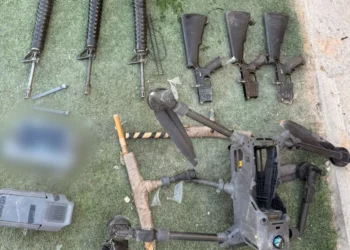 Armas y un dron confiscados por tropas de las FDI tras un intento de contrabando en la frontera con Egipto, el 28 de septiembre de 2025. (Fuerzas de Defensa de Israel)