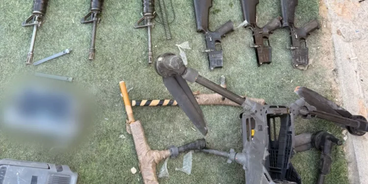 Armas y un dron confiscados por tropas de las FDI tras un intento de contrabando en la frontera con Egipto, el 28 de septiembre de 2025. (Fuerzas de Defensa de Israel)