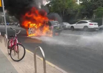 Un coche arde en llamas tras explotar en el sur de Tel Aviv el 25 de septiembre de 2025. (Magen David Adom)