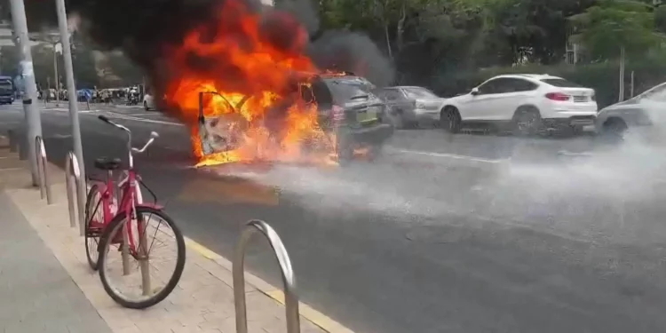 Un coche arde en llamas tras explotar en el sur de Tel Aviv el 25 de septiembre de 2025. (Magen David Adom)