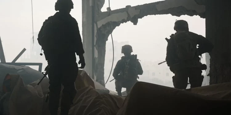 Soldados israelíes operan en la Franja de Gaza, en una foto publicada el 28 de septiembre de 2025. (Fuerzas de Defensa de Israel)