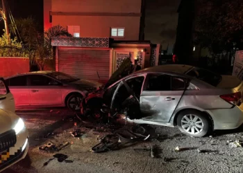 Restos de un automóvil que explotó e hirió gravemente a un hombre en Ibtin, una ciudad árabe en Galilea Occidental, el 25 de septiembre de 2025. (Magen David Adom)