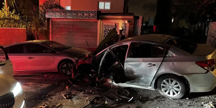 Restos de un automóvil que explotó e hirió gravemente a un hombre en Ibtin, una ciudad árabe en Galilea Occidental, el 25 de septiembre de 2025. (Magen David Adom)