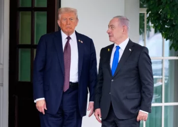 El presidente Donald Trump saluda al primer ministro israelí, Benjamin Netanyahu, en el Ala Oeste de la Casa Blanca, el 29 de septiembre de 2025, en Washington. (Foto AP/Alex Brandon)