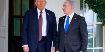 El presidente Donald Trump saluda al primer ministro israelí, Benjamin Netanyahu, en el Ala Oeste de la Casa Blanca, el 29 de septiembre de 2025, en Washington. (Foto AP/Alex Brandon)