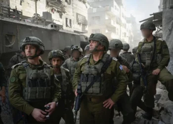 El Jefe del Estado Mayor de las FDI, teniente general Eyal Zamir (centro), es visto en la ciudad de Gaza el 30 de septiembre de 2025. (Fuerzas de Defensa de Israel)
