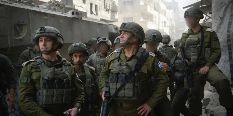 El Jefe del Estado Mayor de las FDI, teniente general Eyal Zamir (centro), es visto en la ciudad de Gaza el 30 de septiembre de 2025. (Fuerzas de Defensa de Israel)