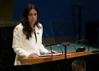 La ministra de los Emiratos Árabes Unidos, Lana Nusseibeh, se dirige a la 80.ª sesión de la Asamblea general de las Naciones Unidas el 27 de septiembre de 2025 en la sede de la ONU. (AP/Pamela Smith)