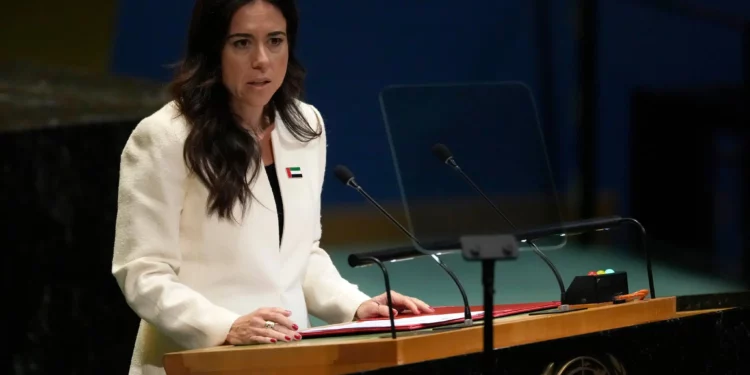 La ministra de los Emiratos Árabes Unidos, Lana Nusseibeh, se dirige a la 80.ª sesión de la Asamblea general de las Naciones Unidas el 27 de septiembre de 2025 en la sede de la ONU. (AP/Pamela Smith)