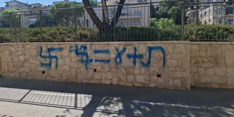 Esvásticas pintadas con aerosol frente a las oficinas del movimiento Bnei Akiva en Jerusalén el 16 de septiembre de 2025. (Cortesía de Bnei Akiva)