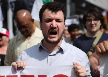 El activista pro-palestino y anti-Israel Mahmoud Khalil participa en la protesta "Stand with Gaza" en Bryant Park, Nueva York, el 16 de agosto de 2025. (Leonardo Munoz / AFP)
