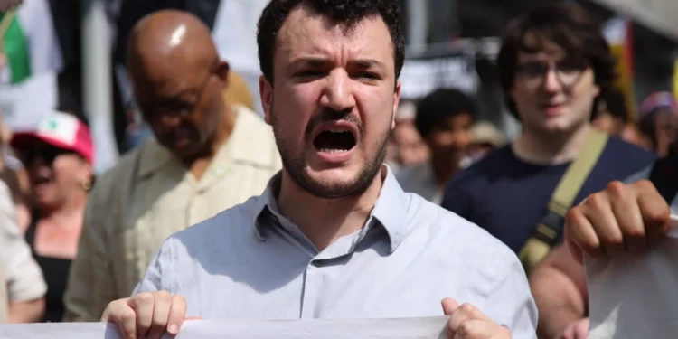 El activista pro-palestino y anti-Israel Mahmoud Khalil participa en la protesta "Stand with Gaza" en Bryant Park, Nueva York, el 16 de agosto de 2025. (Leonardo Munoz / AFP)