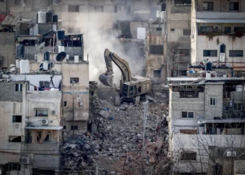 Bulldozers del ejército israelí demuelen edificios residenciales en la ciudad de Tulkarem, el 18 de febrero de 2025. (Flash90)