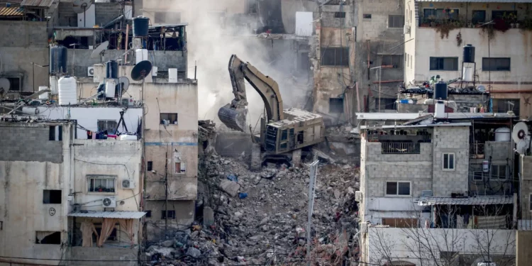 Bulldozers del ejército israelí demuelen edificios residenciales en la ciudad de Tulkarem, el 18 de febrero de 2025. (Flash90)