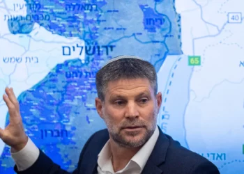 El ministro de Finanzas, Bezalel Smotrich, señala un mapa de Judea y Samaria durante una conferencia de prensa en el Ministerio de Finanzas en Jerusalén, el 3 de septiembre de 2025. (Yonatan Sindel/Flash90)
