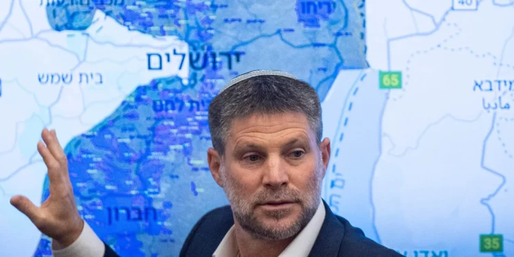 El ministro de Finanzas, Bezalel Smotrich, señala un mapa de Judea y Samaria durante una conferencia de prensa en el Ministerio de Finanzas en Jerusalén, el 3 de septiembre de 2025. (Yonatan Sindel/Flash90)