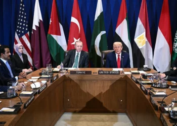 El presidente de Estados Unidos, Donald Trump, junto al presidente de Turquía, Recep Tayyip Erdogan, habla durante una reunión multilateral para discutir la situación en Gaza, al margen de la Asamblea general de las Naciones Unidas en la ciudad de Nueva York, el 23 de septiembre de 2025. (Brendan SMIALOWSKI / AFP)