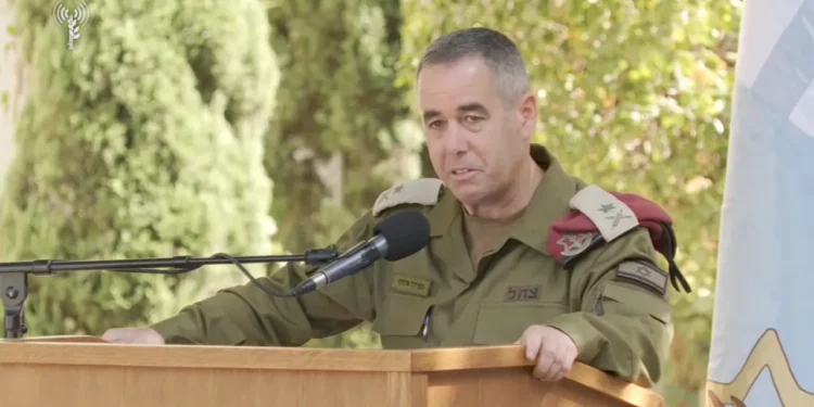 El mayor general Nimrod Aloni, comandante saliente del Cuerpo de Profundidad, habla en una ceremonia de entrega, el 29 de septiembre de 2025. (Fuerzas de Defensa de Israel)