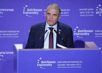 Gal Hirsch habla en una conferencia en Herzliya el 17 de septiembre de 2025. (cortesía de Reichman / Gilad Kavalerchick)