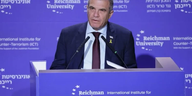 Gal Hirsch habla en una conferencia en Herzliya el 17 de septiembre de 2025. (cortesía de Reichman / Gilad Kavalerchick)